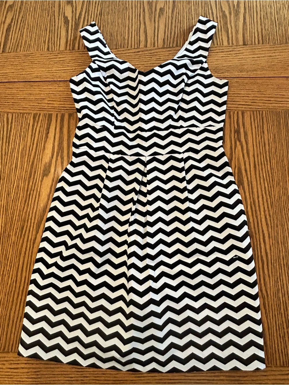 White House Black Market Black and White Sleeveless Chevron Mini Dress Size 6